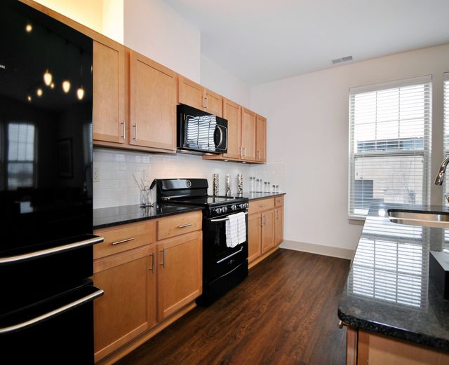 Orleans Landing - Bright, open air kitchen, black appliances. and granite countertops